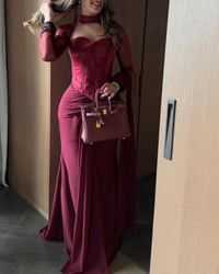 فستان سهرة عنابي فاخر بتصميم كورسيه مع ياقة عالية - Image 2