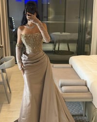 فستان سهرة شامبين فاخر بكورسيه مطرّز وتنورة درابيه ملكية - صورة 2