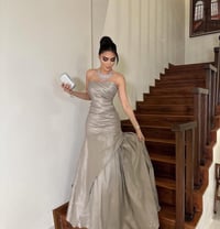 فستان سهرة فاخر بتصميم كورسيه مع ياقة عالية - صورة 2