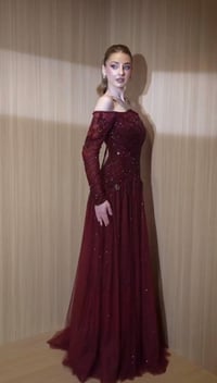 فستان سهرة فاخر باللون العنابي المطرّز بالكامل - Image 3