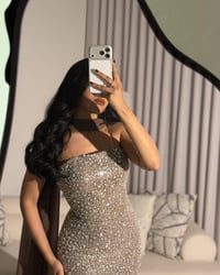 فستان سهرة مرصع بالكريستال بالكامل مع وشاح شيفون طويل - Image 3