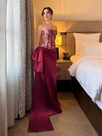 فستان سهرة فاخر بلون خمري بتصميم كورسيه دانتيل وتنورة ساتان طويلة - صورة 3