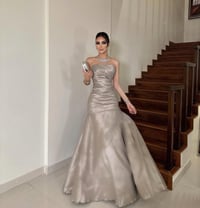 فستان سهرة فاخر بتصميم كورسيه مع ياقة عالية - Image 1
