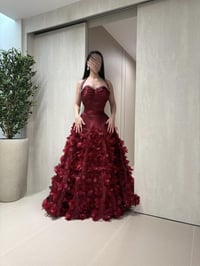 فستان سهرة فاخر باللون العنابي بتصميم ورود ثلاثية الأبعاد - صورة 4