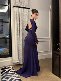 فستان السهرة الملكي بظهر مفتوح وتطريز كريستالي - صورة 6