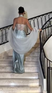فستان سهرة ناعم بتصميم أوف شولدر – أبيض لؤلؤي - صورة 2