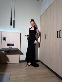 فستان سهرة أسود فاخر بقصّة ميرميد مع أكمام دانتيل شفافة وظهر مفتوح - Image 3