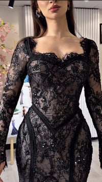 فستان سهرة أسود فاخر بتصميم كورسيه ودانتيل مطرز - صورة 4