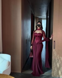 فستان سهرة عنابي فاخر بتصميم كورسيه مع ياقة عالية - صورة 1