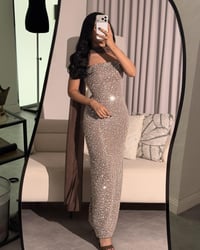 فستان سهرة مرصع بالكريستال بالكامل مع وشاح شيفون طويل - صورة 2