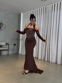 فستان سهرة بني فاخر بقصّة هالتر وتطريز كريستالي ناعم - صورة 3