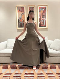 فستان سهرة طويل بتصميم كورسيه مزخرف - صورة 4