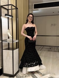فستان ميرميد أسود بطبقات مزدوجة مع أكمام منفصلة - Image 5