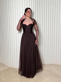 فستان سهرة تول بني فاخر بتصميم كورسيه - صورة 3