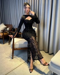 فستان سهرة أسود فاخر بتطريز هندسي وقصّة كورسيه - صورة 1
