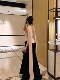 فستان سهرة فاخر بتصميم كورسيه مع شال انسيابي - صورة 4