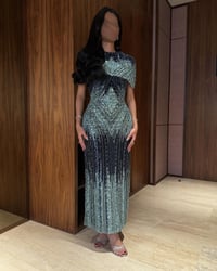 فستان سهرة فاخر مرصع بالترتر الفضي والأسود بتصميم هندسي راقي - صورة 4