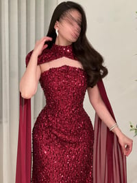 فستان سهرة فاخر بترتر لامع مع كاب شيفون - صورة 3