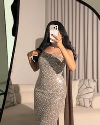 فستان سهرة مرصع بالكريستال بالكامل مع وشاح شيفون طويل - صورة 4
