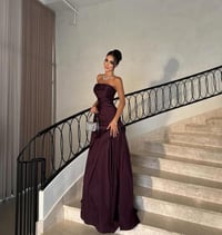 فستان سهرة عنابي فاخر بقصة ميرميد مع كسرات درابيه - صورة 4