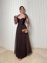 فستان سهرة تول بني فاخر بتصميم كورسيه - صورة 2