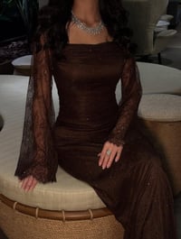 فستان سهرة دانتيل فاخر بأكمام طويلة – لون شوكولاتة - Image 4