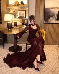 فستان سهرة خمري فاخر بقصة حورية وياقة تشوكر - Image 7