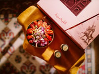 علبة القيصرية (تمر خلاص كهرمان محشي باللوز مع تغمسية الهيل والقهوة) - صورة 2