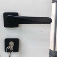 مسكات ابواب مفصول اسود  - صورة 1