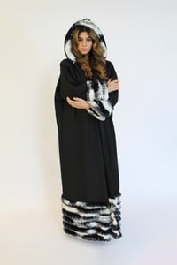 Chic Farwa  - Image 1