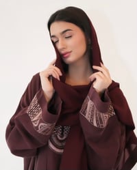 حرير مغسول مع شك وتطريز عنابي - صورة 5