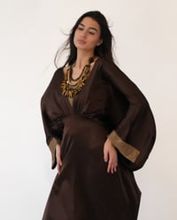 فستان حرير مع بلوزة ذهبي - صورة 4