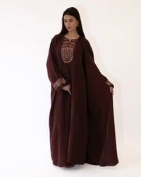 حرير مغسول مع شك وتطريز عنابي - صورة 3