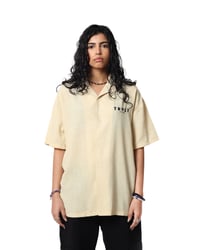 Yellow shirt - صورة 2