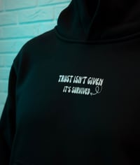 Deep Trust Hoodie (Black) - صورة 2