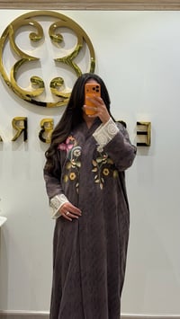 عباية حرير مادلين بني تطريز بالخيوط - صورة 1