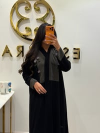 عباية كريب اسود مطرزة توليب - صورة 1