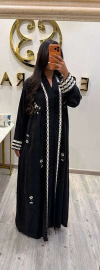 عباية حرير مغسول اسود مطرزة - صورة 1