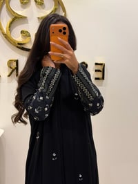 عباية كريب أسود تطريز توليب - صورة 2