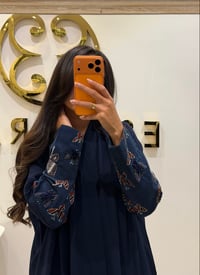 عباية كريب عملي مع أقطان مطرزة - صورة 3