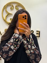 عباية كريب اسود مع أقطان مطرزة - صورة 2