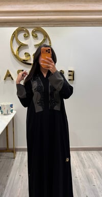 عباية كريب مطرزة - صورة 4