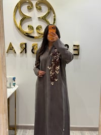 عباية حرير مغسول بني مطرزة - صورة 1