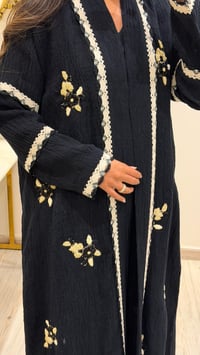 عباية لينن مكرمش اسود مطرزة - صورة 2