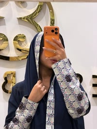 عباية كريب كحلي عملية مطرزة - صورة 4