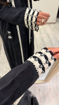 عباية حرير مغسول اسود مطرزة - صورة 2