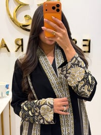 عباية كريب اسود مع أقطان مطرزة - صورة 2