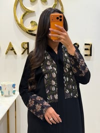 عباية كريب اسود مطرزة - صورة 1