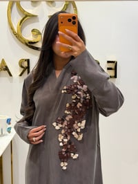 عباية حرير مغسول بني مطرزة - صورة 2