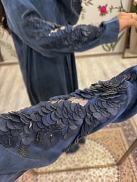 عباية مطرزة حرير مادلين كحلي - صورة 3